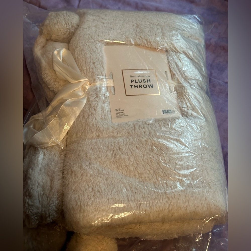 NWT  Plush Throw Beige 50” x 60”